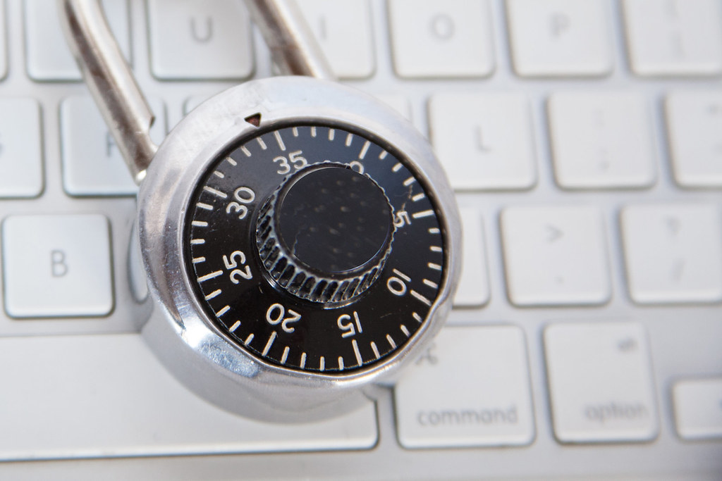 Ein Vorhängeschloss auf einer Tastatur als Sinnbild für Computersicherheit