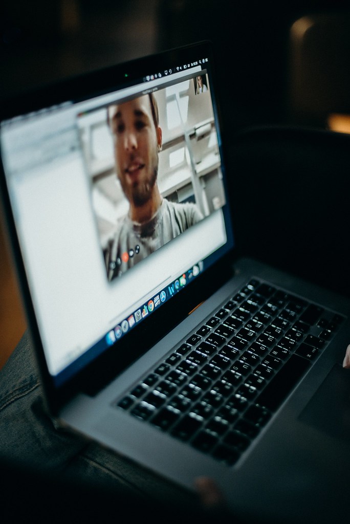 Ein Laptop, auf dem ein Videoanruf läuft