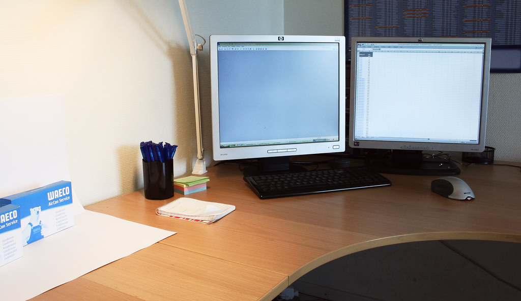 Ein Arbeitsplatz mit Computer